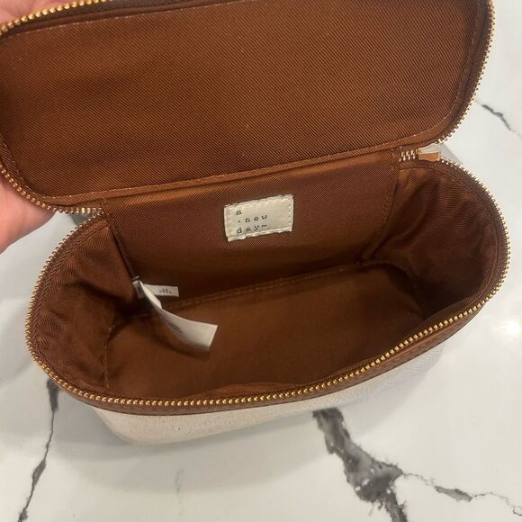 A New Day Tan and Cream Vanity Crossbody Bag NWT - Picture 5 of 5